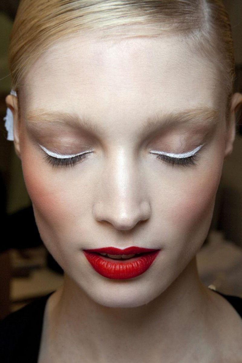 white-eyeliner-red-lipstick
