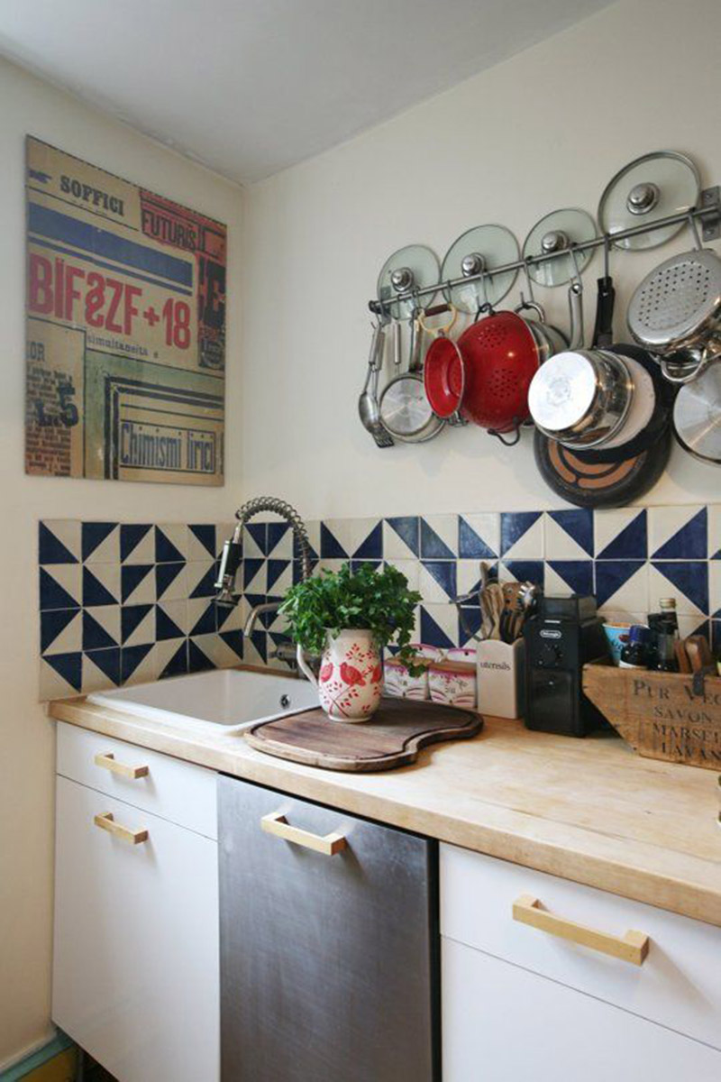 Des idées pour fixer les casseroles dans le mur de votre cuisine
