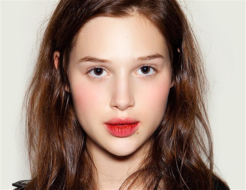 beautiful anais pouliot wearing stain lips lipstick makeup model