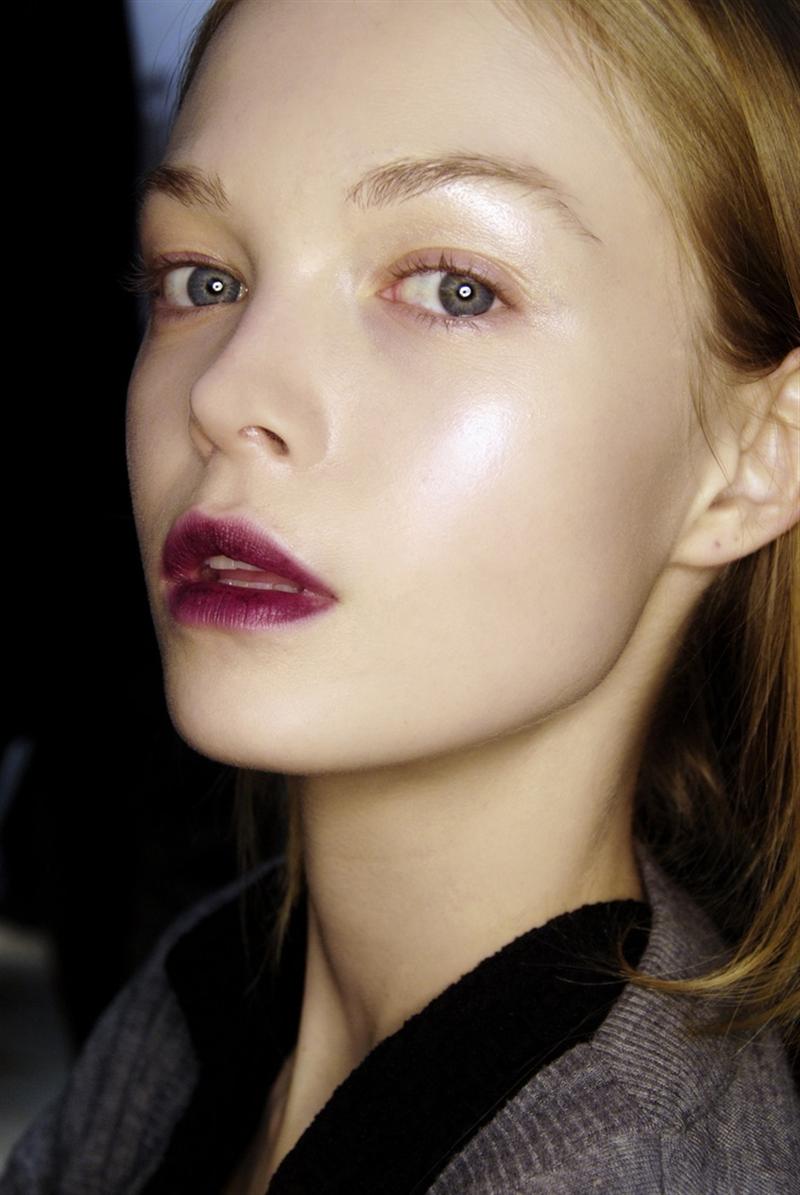 deep purple stain lips model makeup