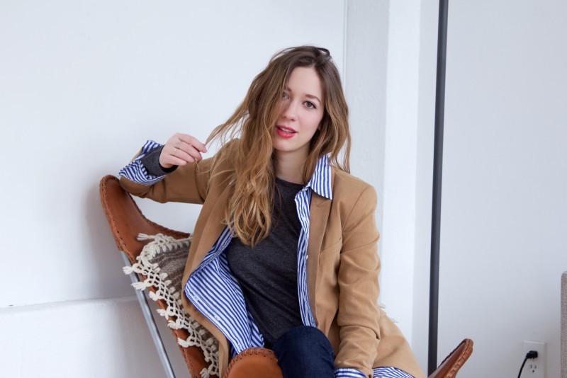 montreal blogger Gabrielle Lacasse layering a shirt with blazer