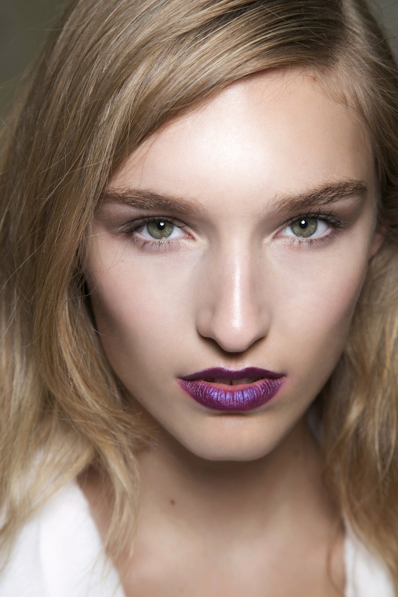 Today, we present a shade of lipstick we love: anything purple. Whether it be lavender, mauve, or a very dark purple, we think it is fabulous. - purple-lips-with-minimalist-eye-makeup-800x1200