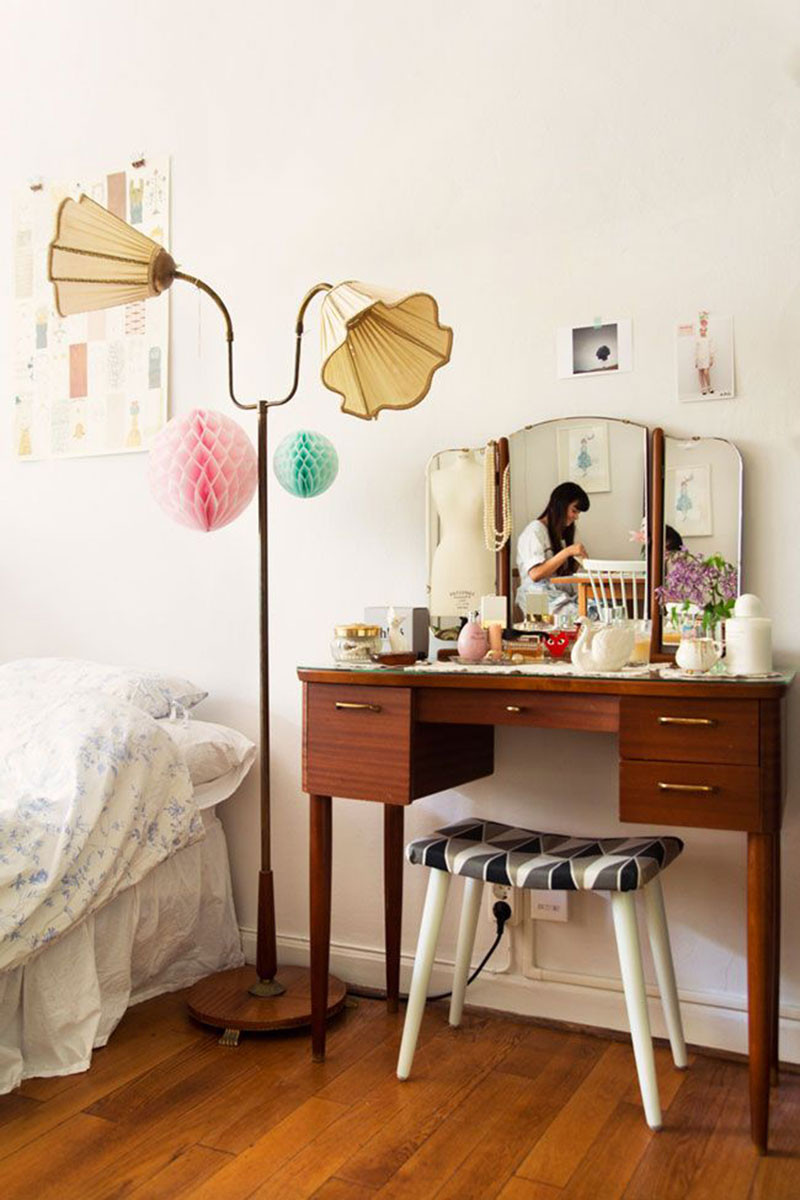 How to decorate your room with a dressing table